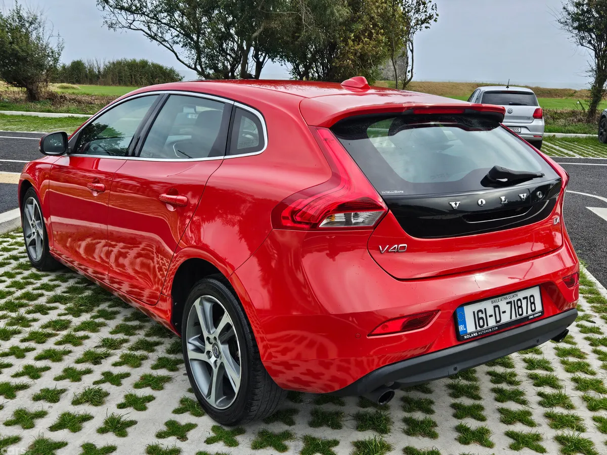 Volvo V40 Hatchback, Diesel, 2016, Red