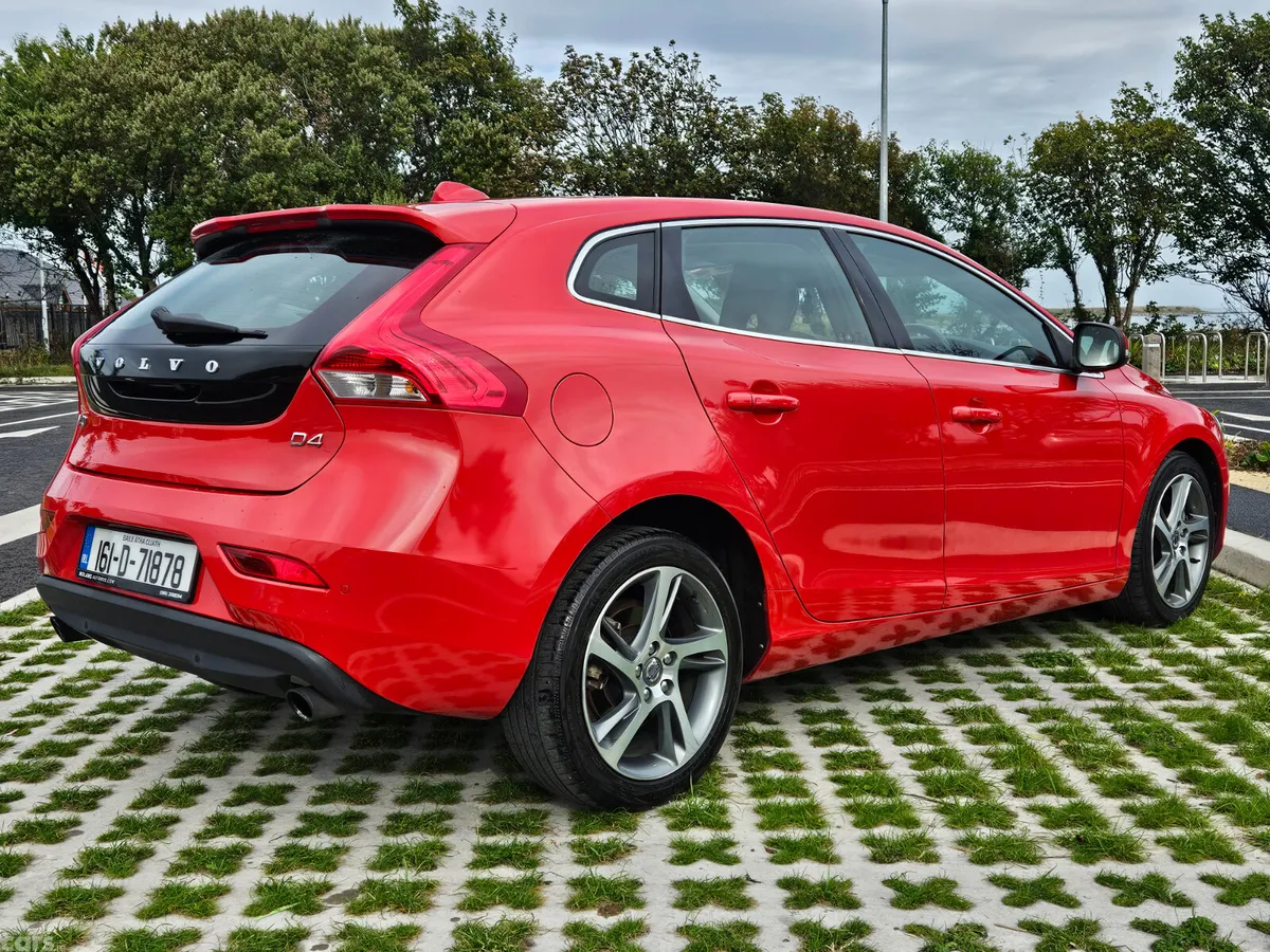 Volvo V40 Hatchback, Diesel, 2016, Red