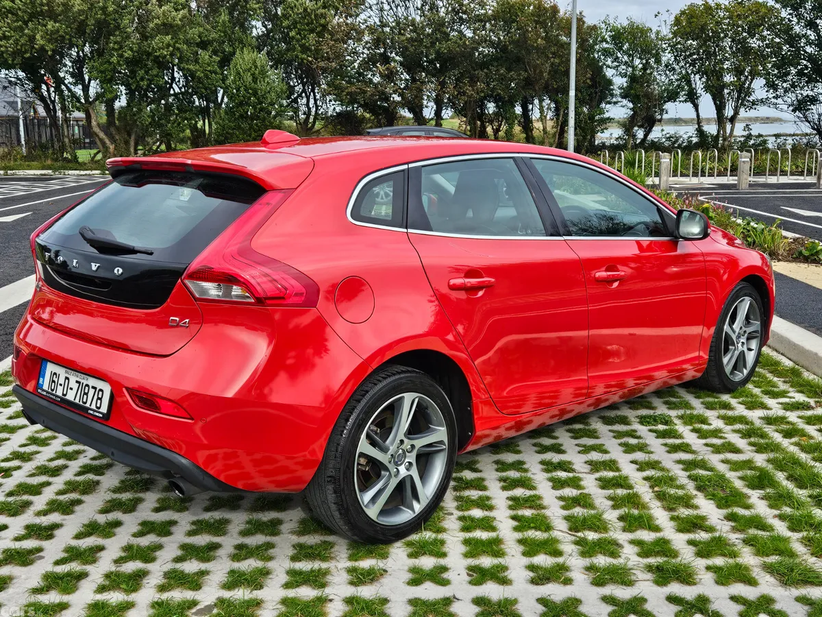 Volvo V40 Hatchback, Diesel, 2016, Red