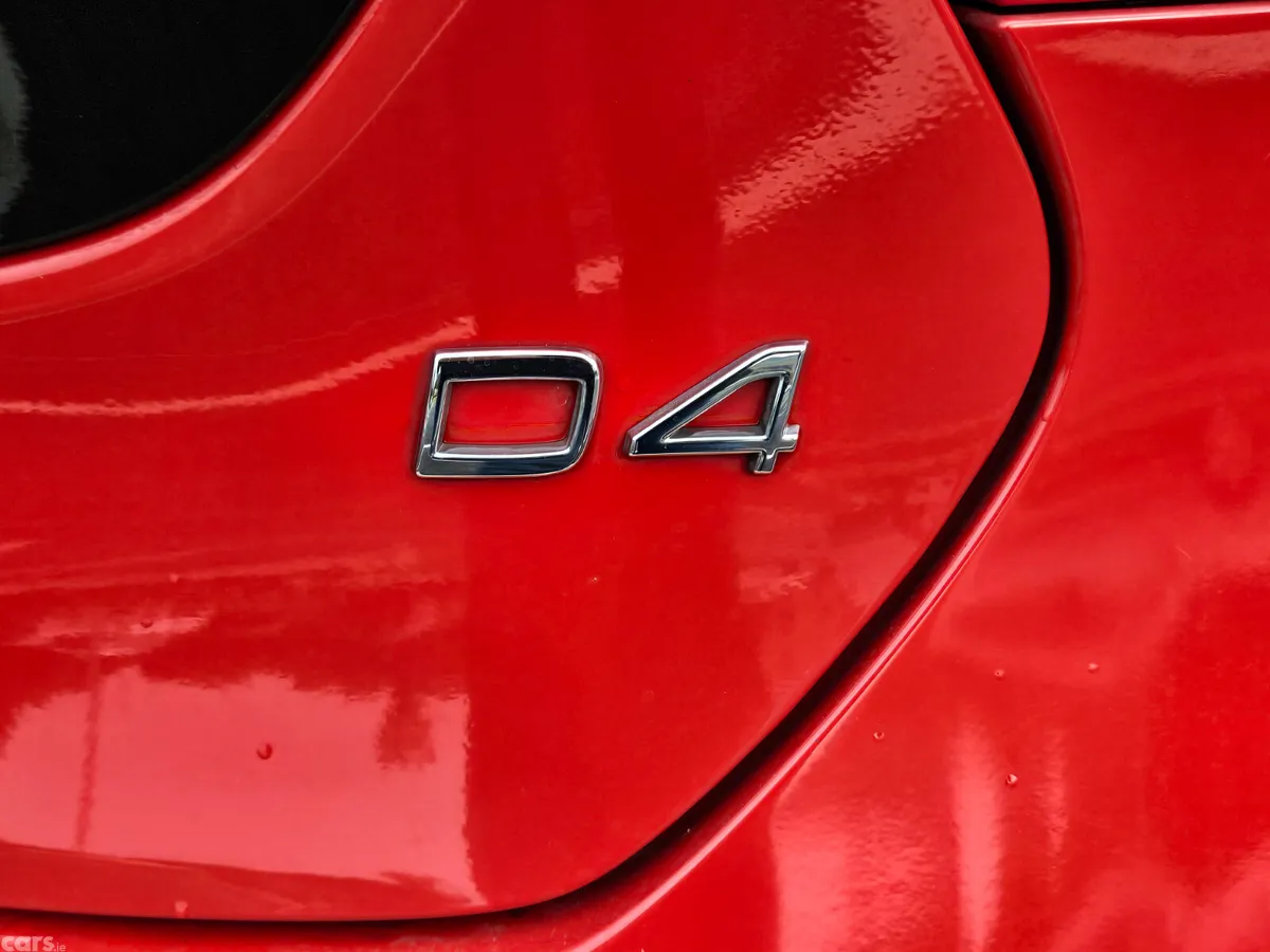 Volvo V40 Hatchback, Diesel, 2016, Red
