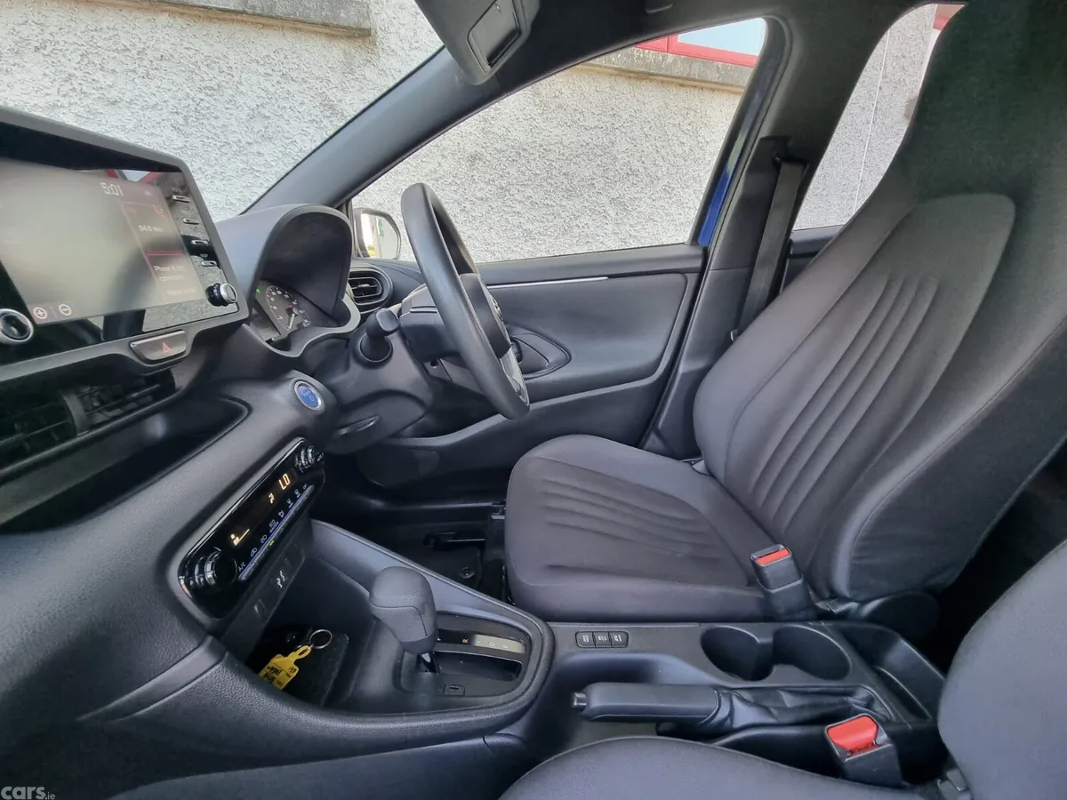 Toyota Yaris Hatchback, Petrol Hybrid, 2021, Blue