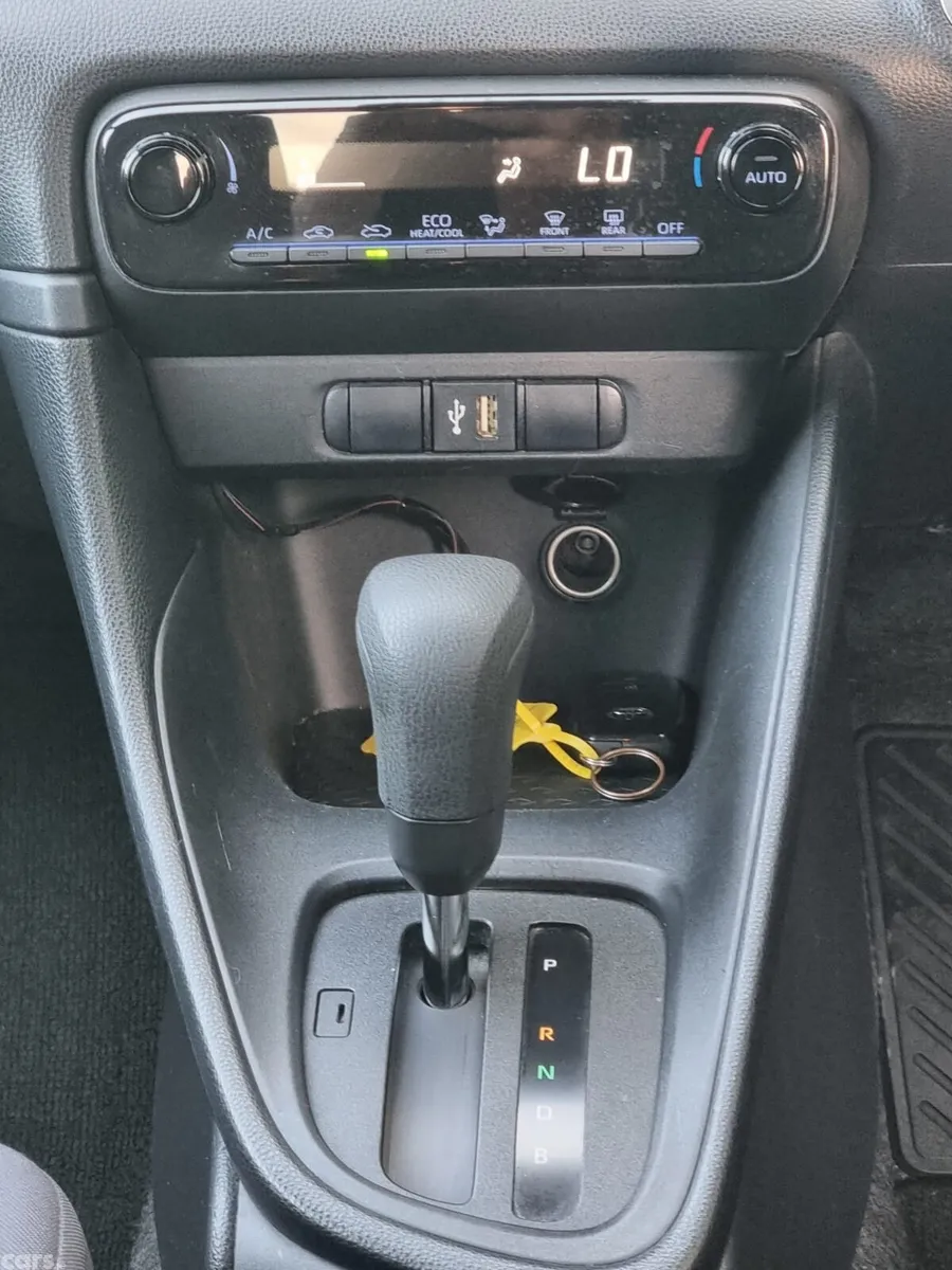 Toyota Yaris Hatchback, Petrol Hybrid, 2021, Blue
