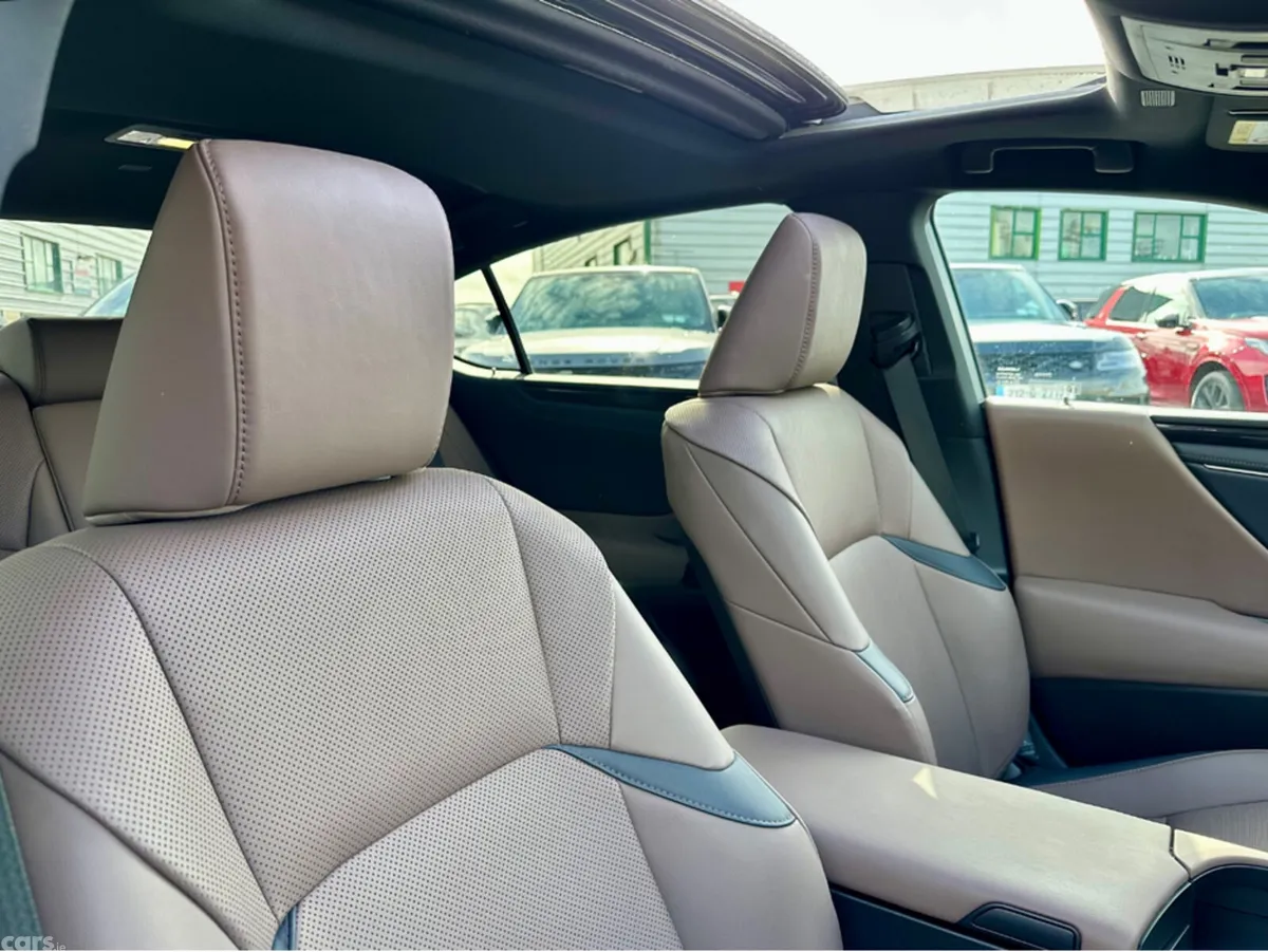 Lexus ES Saloon, Petrol Hybrid, 2023, White