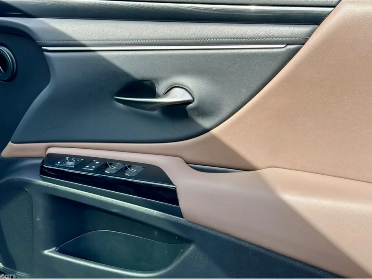 Lexus ES Saloon, Petrol Hybrid, 2023, White