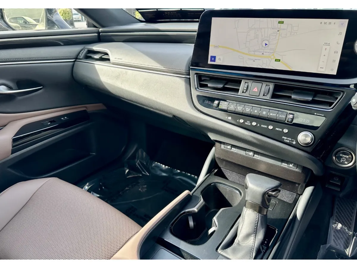 Lexus ES Saloon, Petrol Hybrid, 2023, White