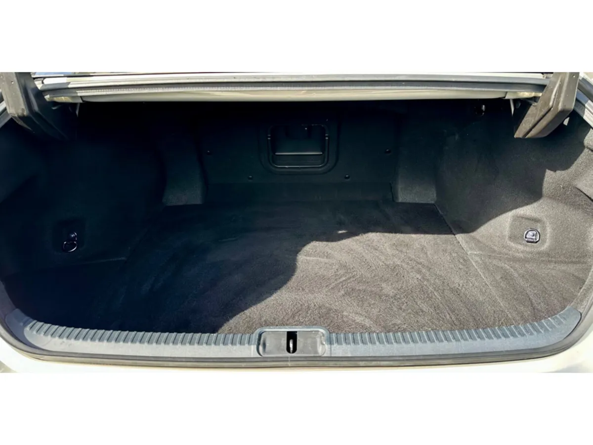 Lexus ES Saloon, Petrol Hybrid, 2023, White