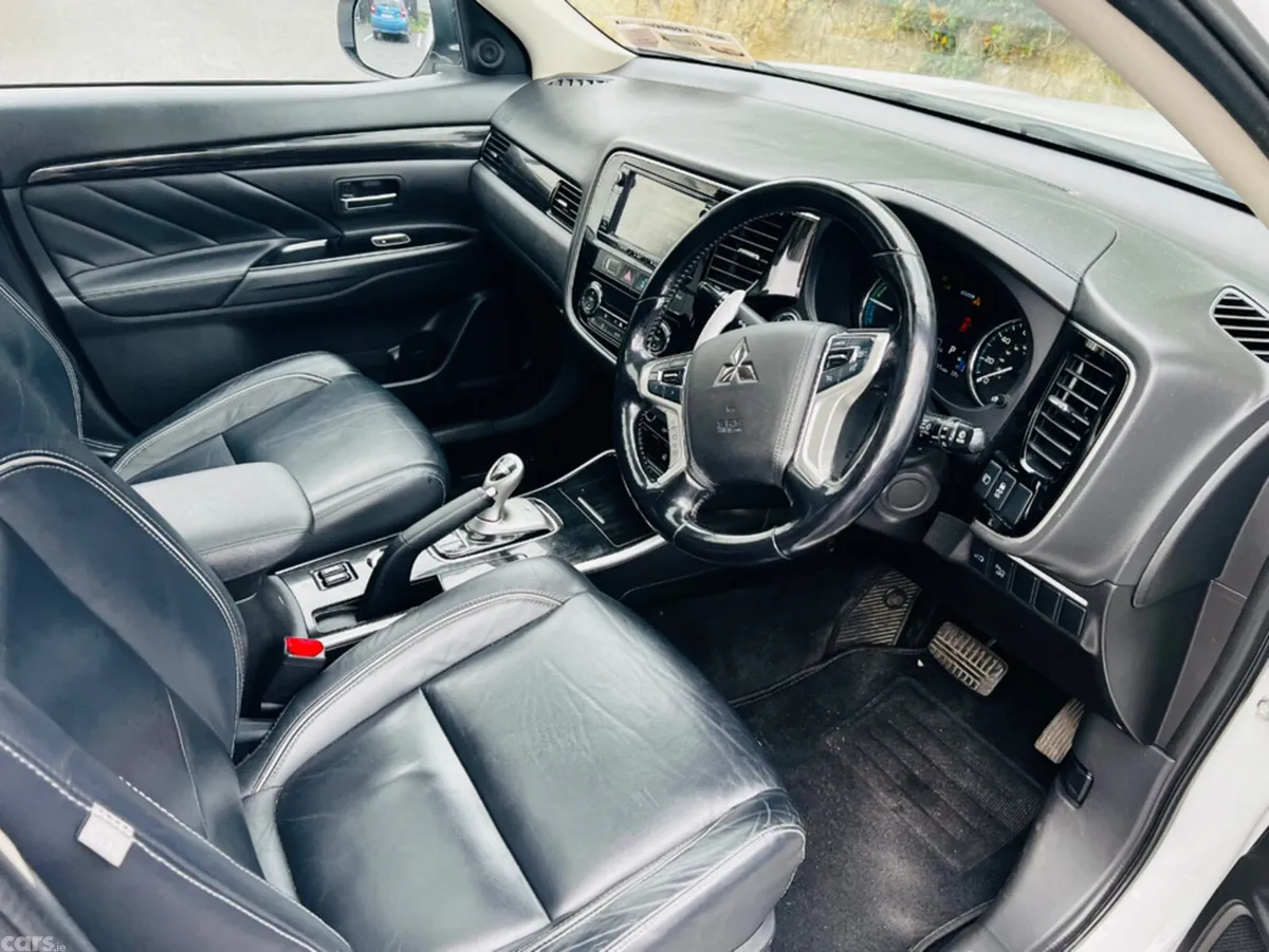 Mitsubishi Outlander Estate, Petrol Plug-in Hybrid, 2016, White