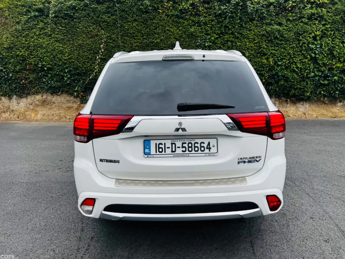 Mitsubishi Outlander Estate, Petrol Plug-in Hybrid, 2016, White