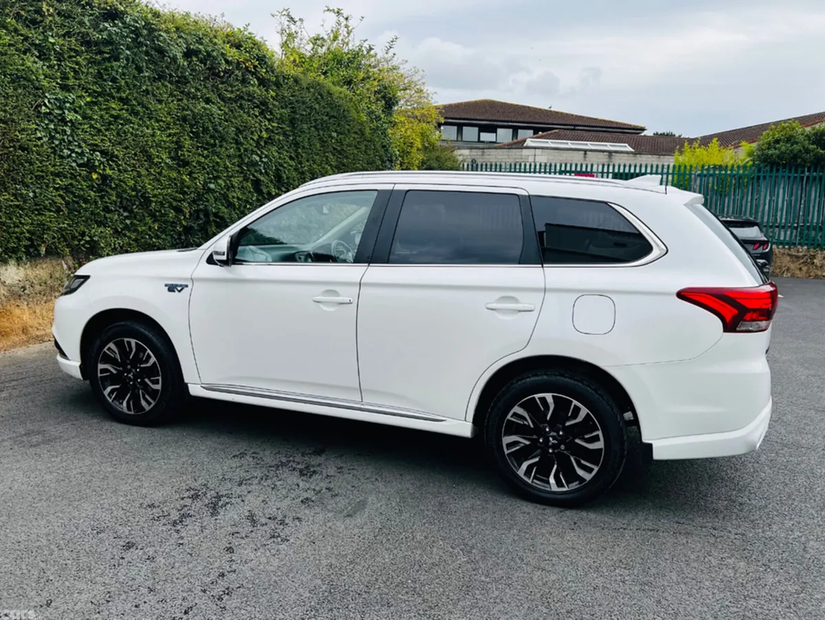 Mitsubishi Outlander Estate, Petrol Plug-in Hybrid, 2016, White