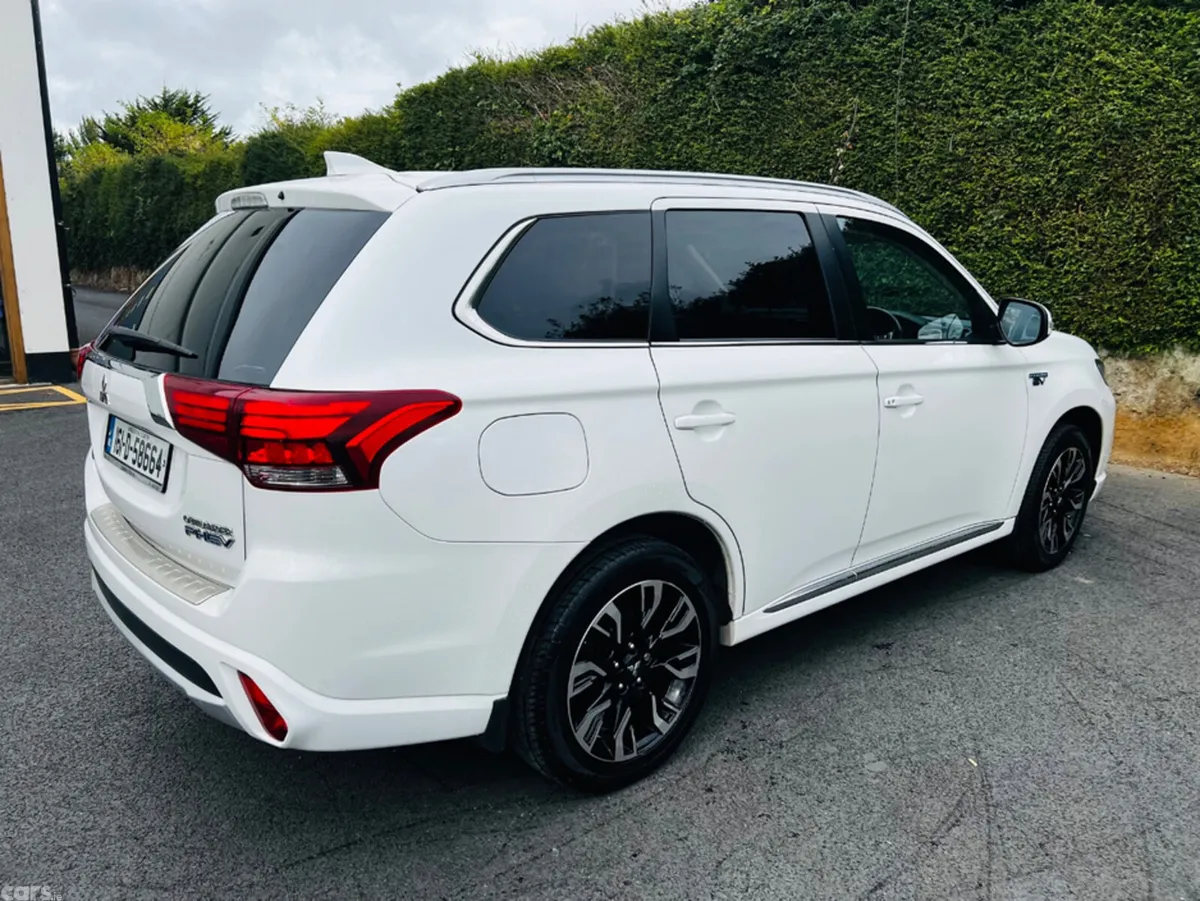 Mitsubishi Outlander Estate, Petrol Plug-in Hybrid, 2016, White