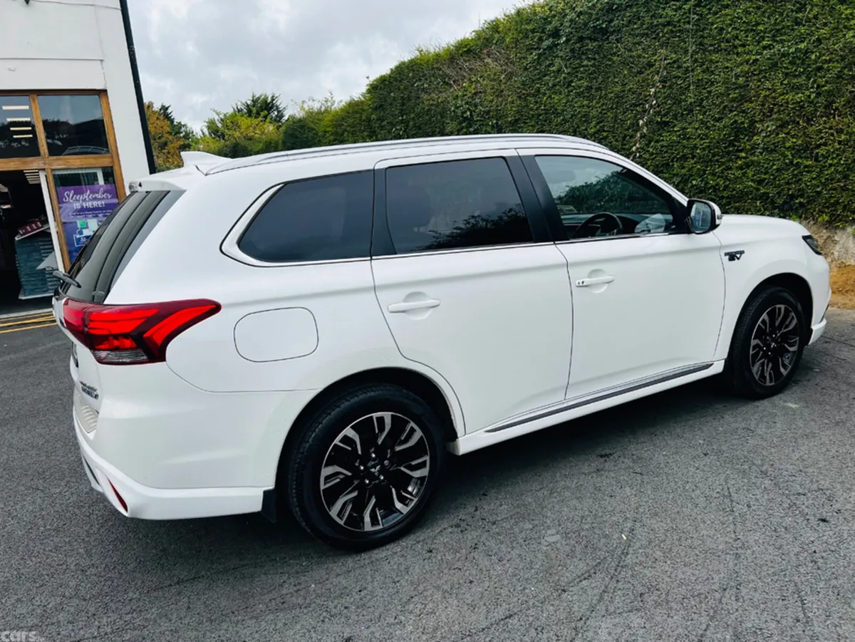 Mitsubishi Outlander Estate, Petrol Plug-in Hybrid, 2016, White