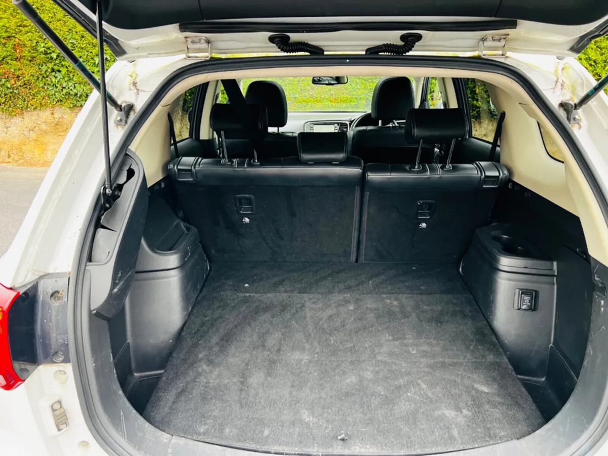 Mitsubishi Outlander Estate, Petrol Plug-in Hybrid, 2016, White