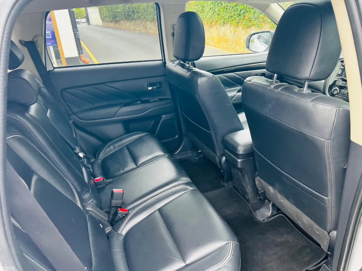 Mitsubishi Outlander Estate, Petrol Plug-in Hybrid, 2016, White
