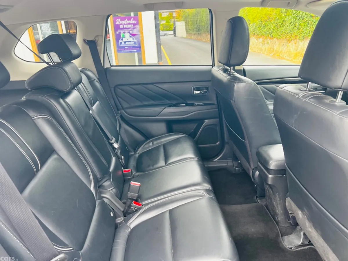 Mitsubishi Outlander Estate, Petrol Plug-in Hybrid, 2016, White