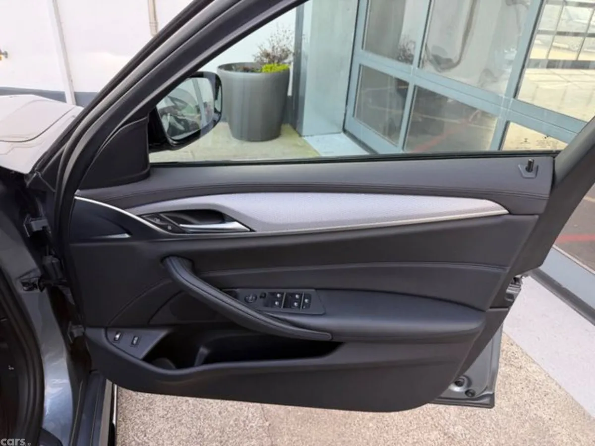 BMW 5-Series Saloon, Petrol Plug-in Hybrid, 2018, Blue