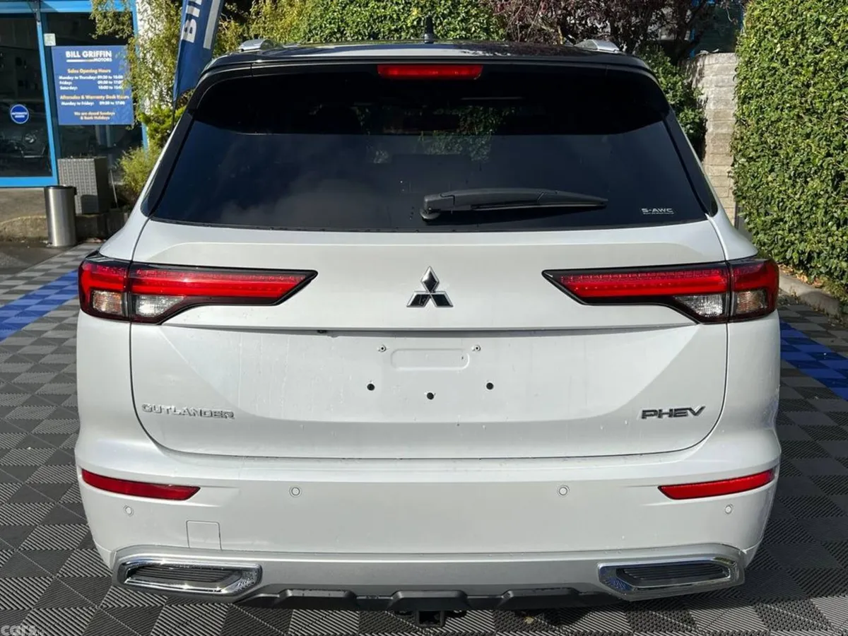 Mitsubishi Outlander SUV, Petrol Hybrid, 2023, White