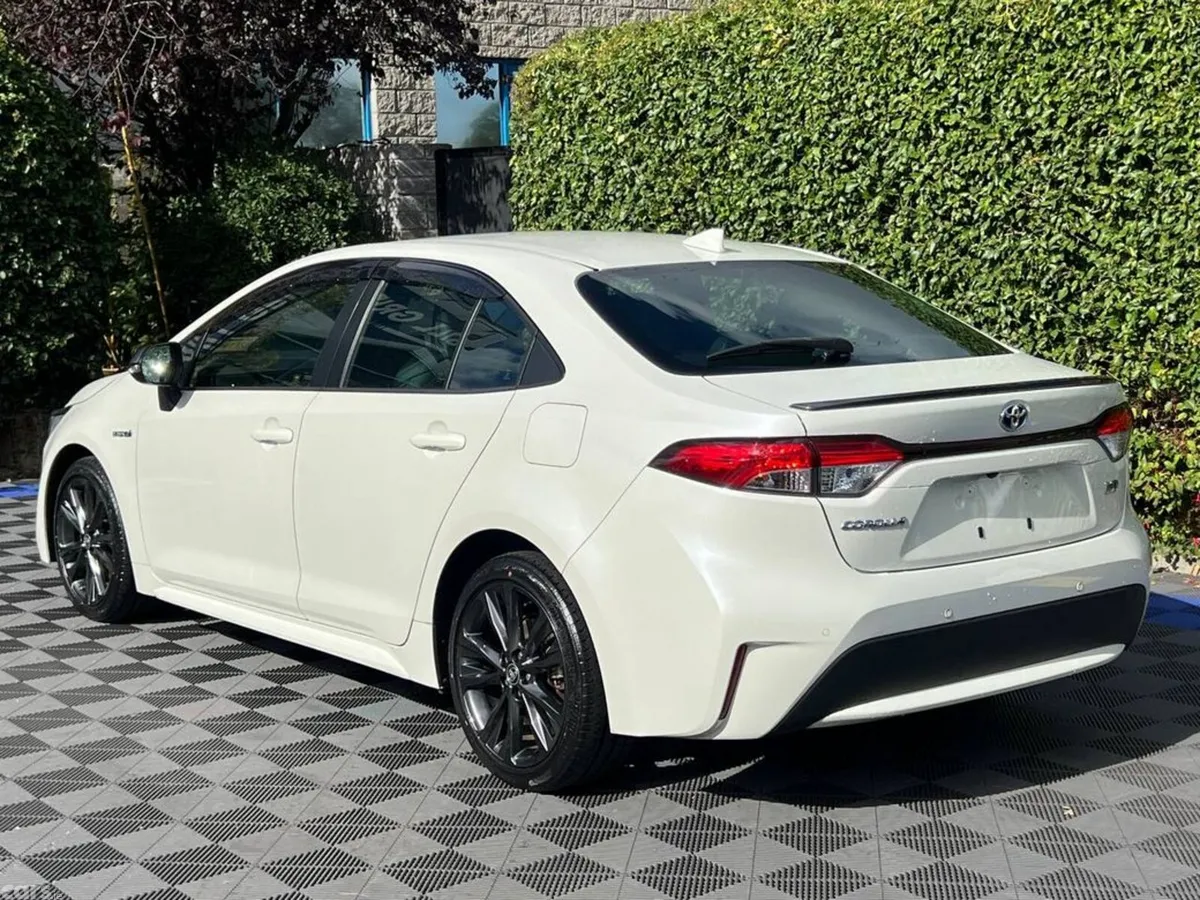 Toyota Corolla Saloon, Petrol Hybrid, 2019, White