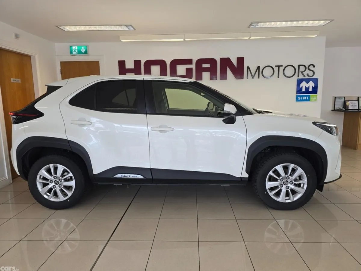 Toyota Yaris Cross SUV, Petrol Hybrid, 2022, White