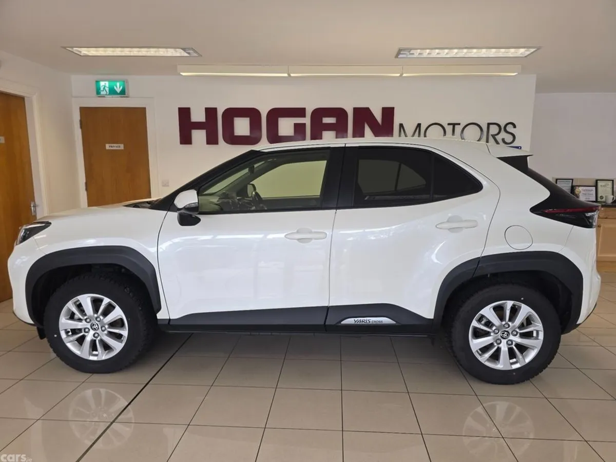 Toyota Yaris Cross SUV, Petrol Hybrid, 2022, White