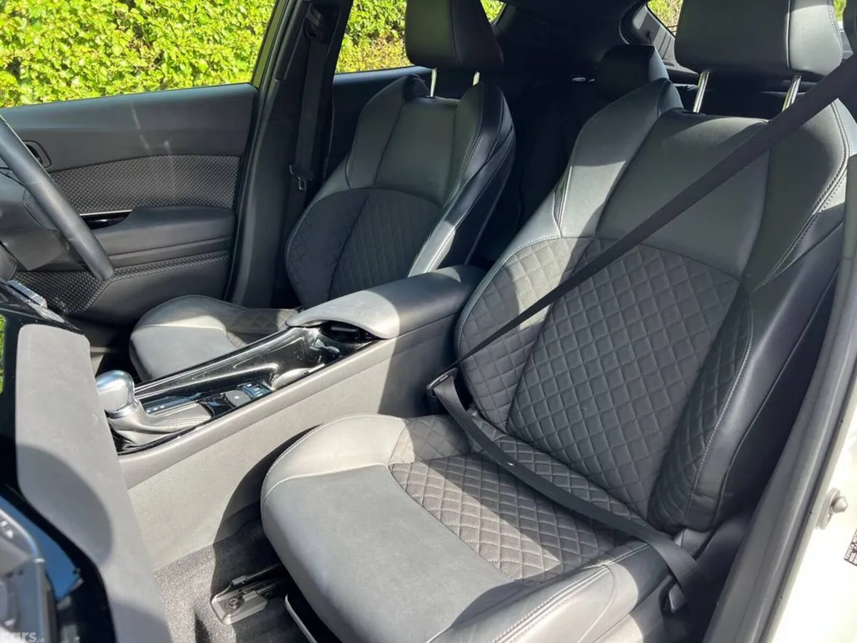 Toyota C-HR SUV, Petrol Hybrid, 2021, White