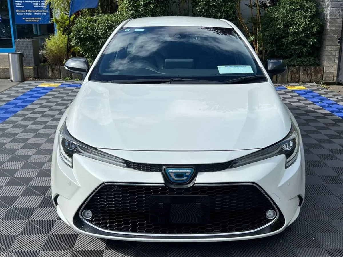 Toyota Corolla Saloon, Petrol Hybrid, 2019, White