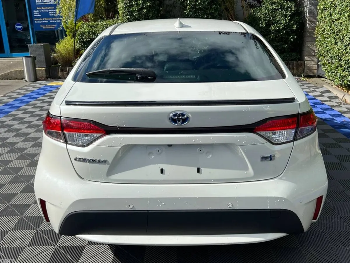 Toyota Corolla Saloon, Petrol Hybrid, 2019, White
