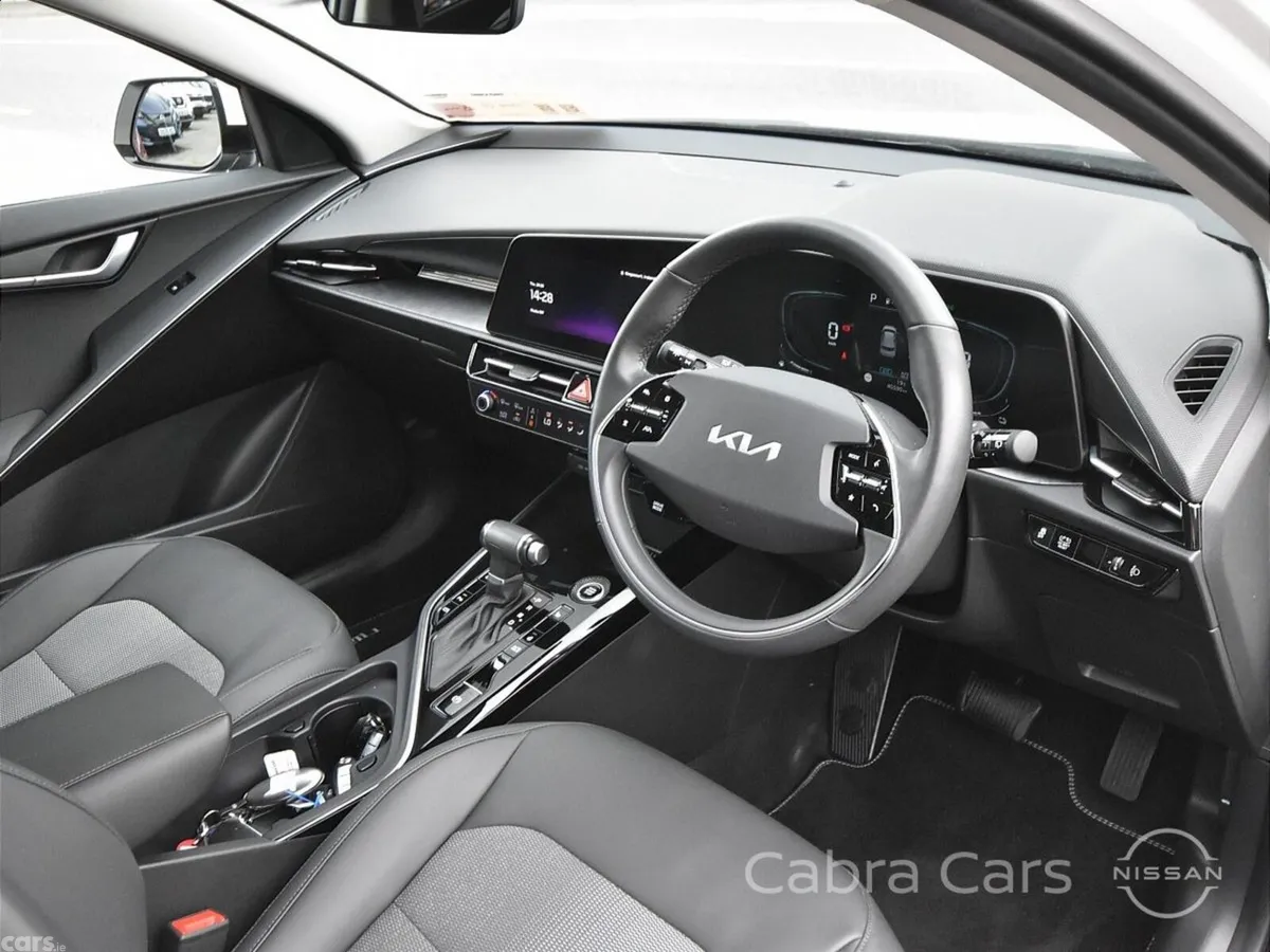 Kia Niro SUV, Petrol Hybrid, 2023, White
