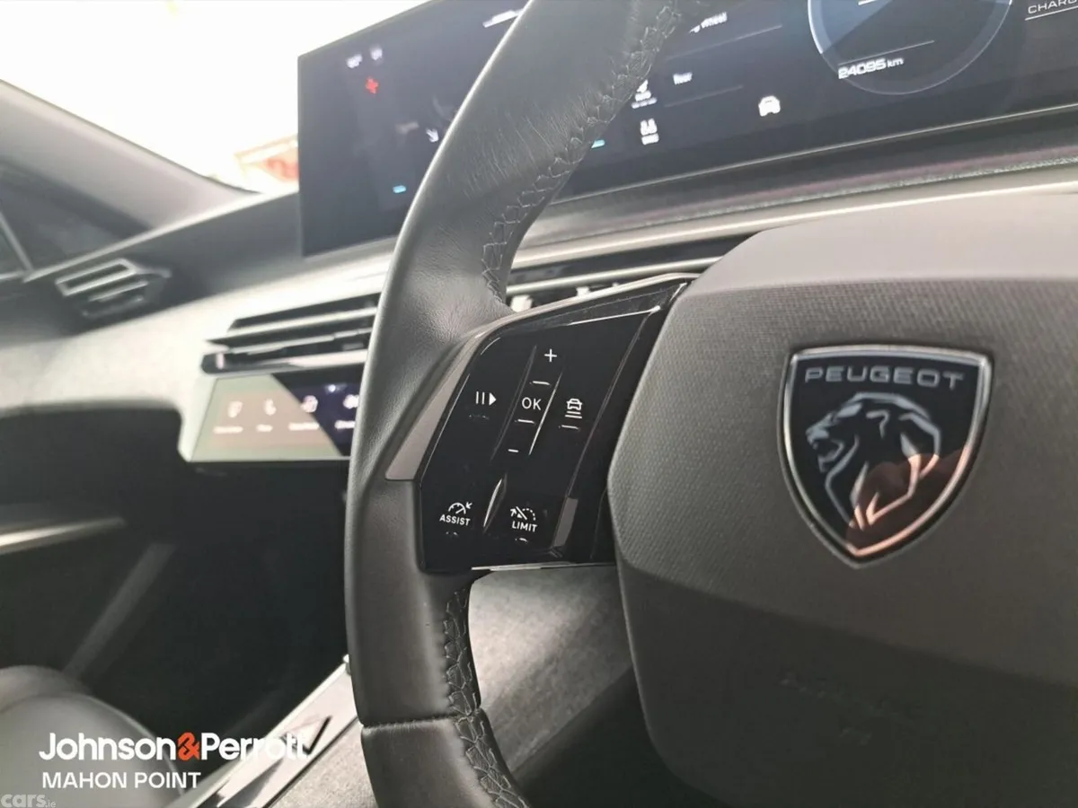 Peugeot 5008 MPV, Petrol, 2026, Grey