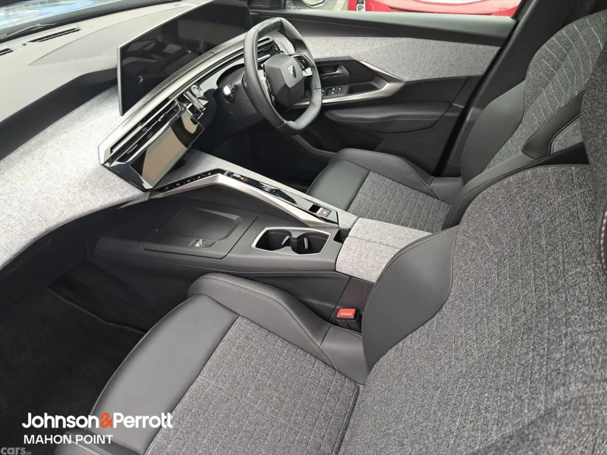 Peugeot 5008 MPV, Petrol, 2026, Grey