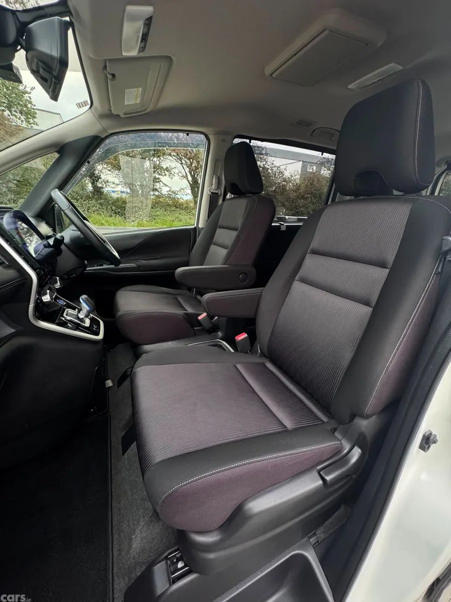 Nissan Serena MPV, Petrol Hybrid, 2019, White