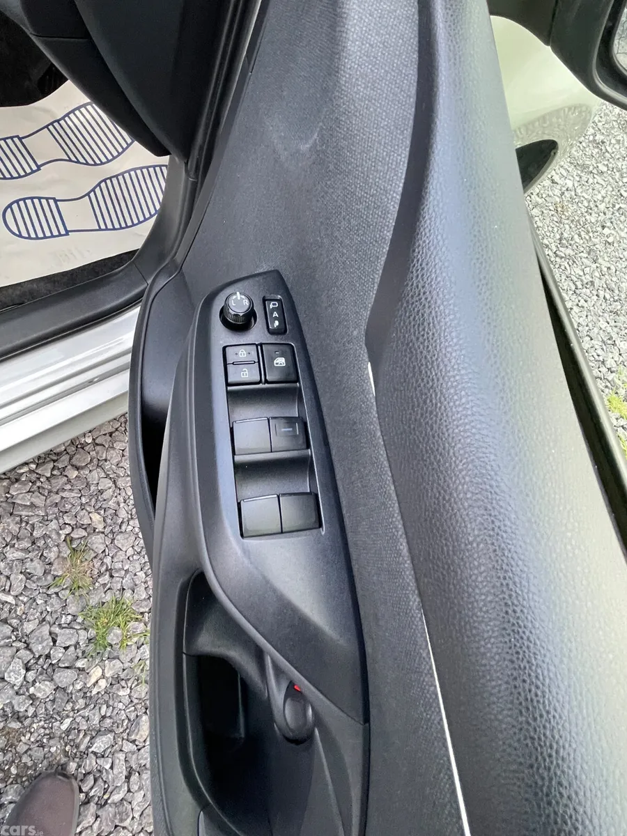 Toyota Yaris Hatchback, Petrol Hybrid, 2021, Silver