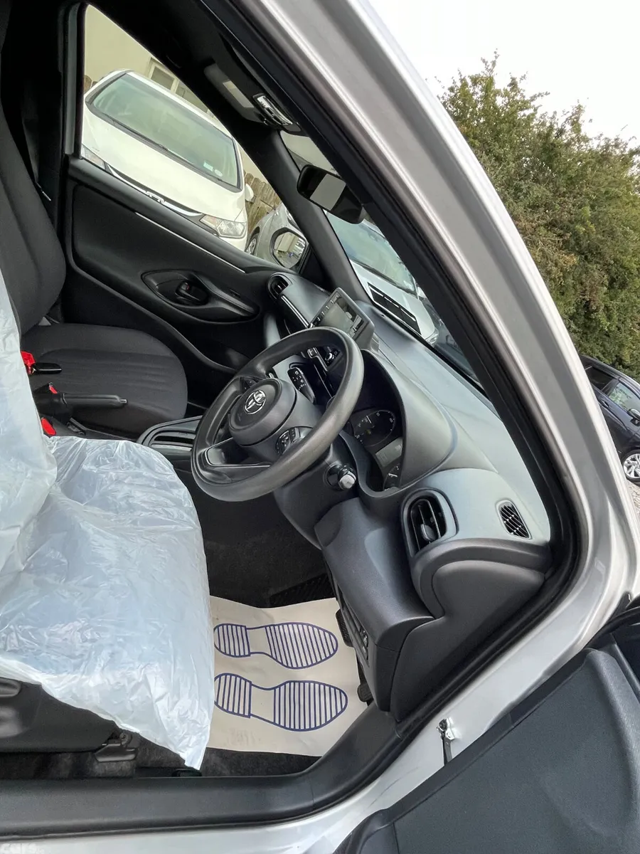 Toyota Yaris Hatchback, Petrol Hybrid, 2021, Silver