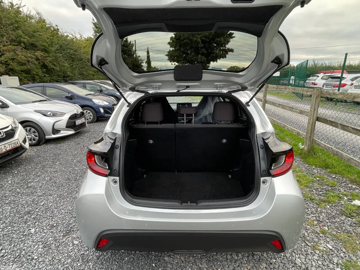 Toyota Yaris Hatchback, Petrol Hybrid, 2021, Silver