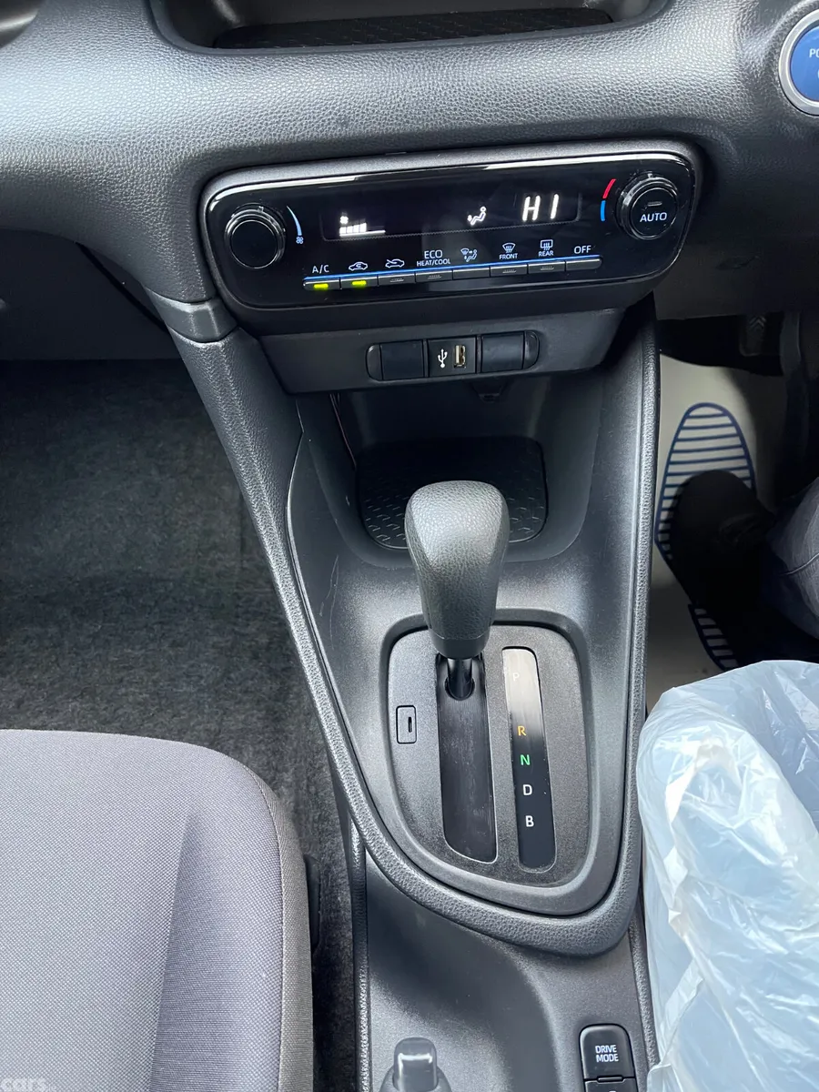 Toyota Yaris Hatchback, Petrol Hybrid, 2021, Silver
