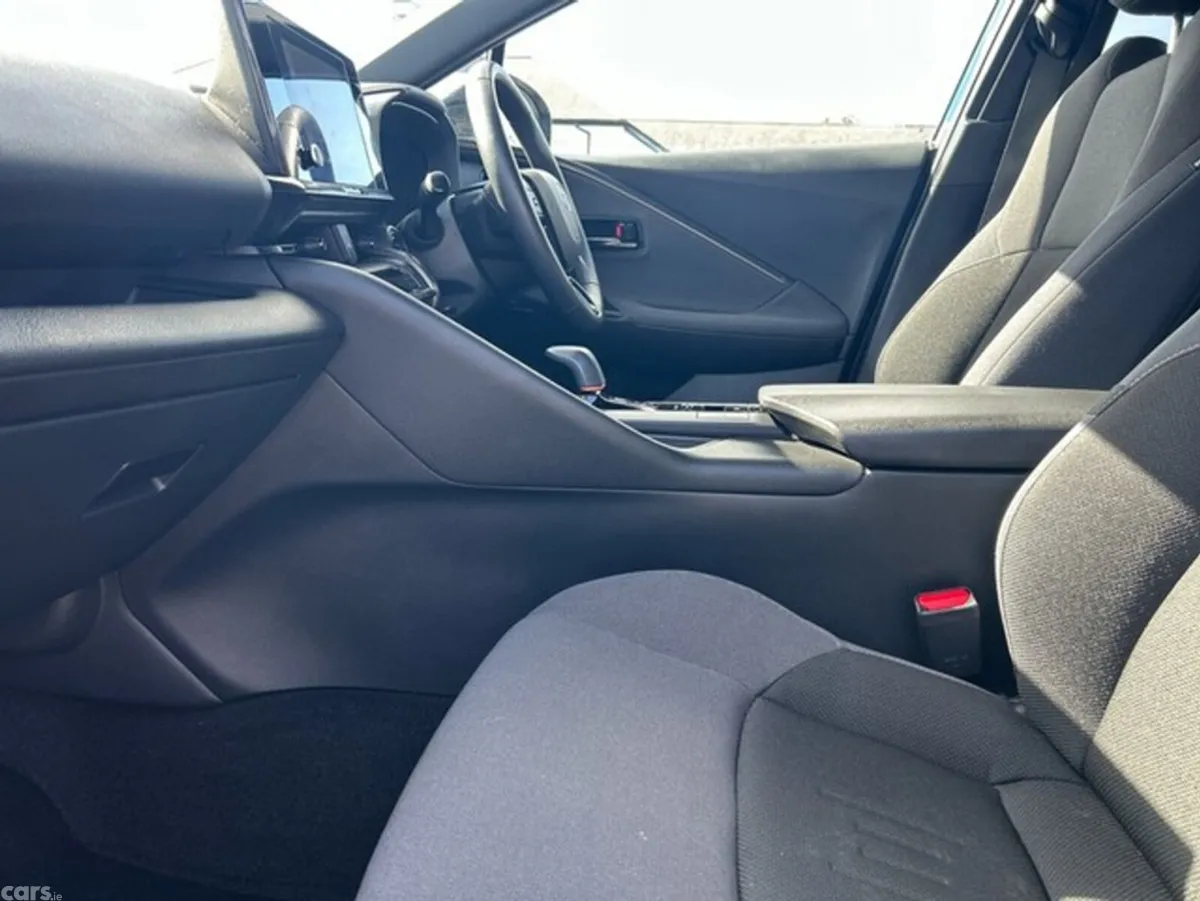 Toyota C-HR SUV, Petrol Hybrid, 2025, Blue