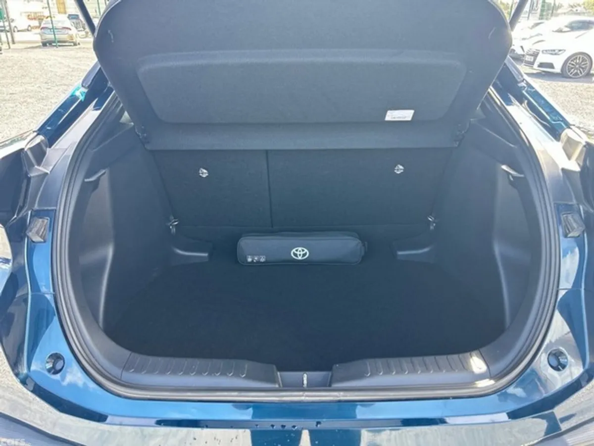 Toyota C-HR SUV, Petrol Hybrid, 2025, Blue