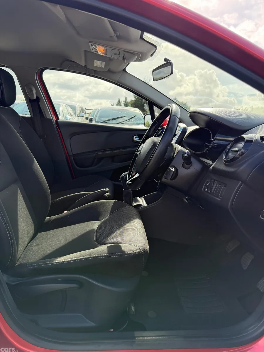 Renault Clio Hatchback, Petrol, 2015, Red
