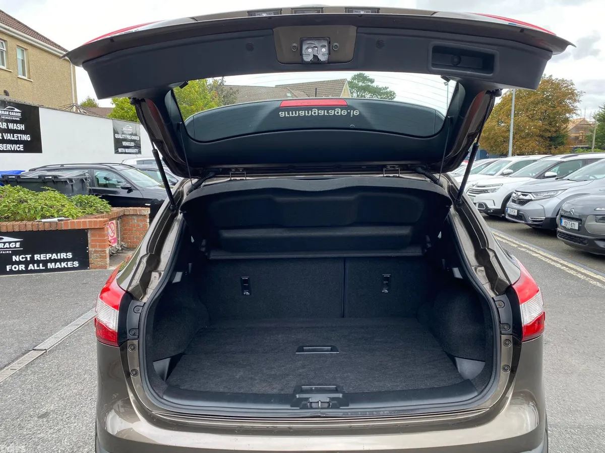Nissan Qashqai Hatchback, Diesel, 2015, Brown