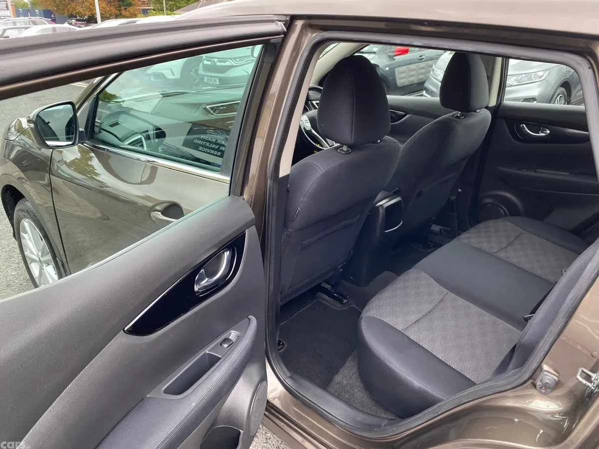 Nissan Qashqai Hatchback, Diesel, 2015, Brown
