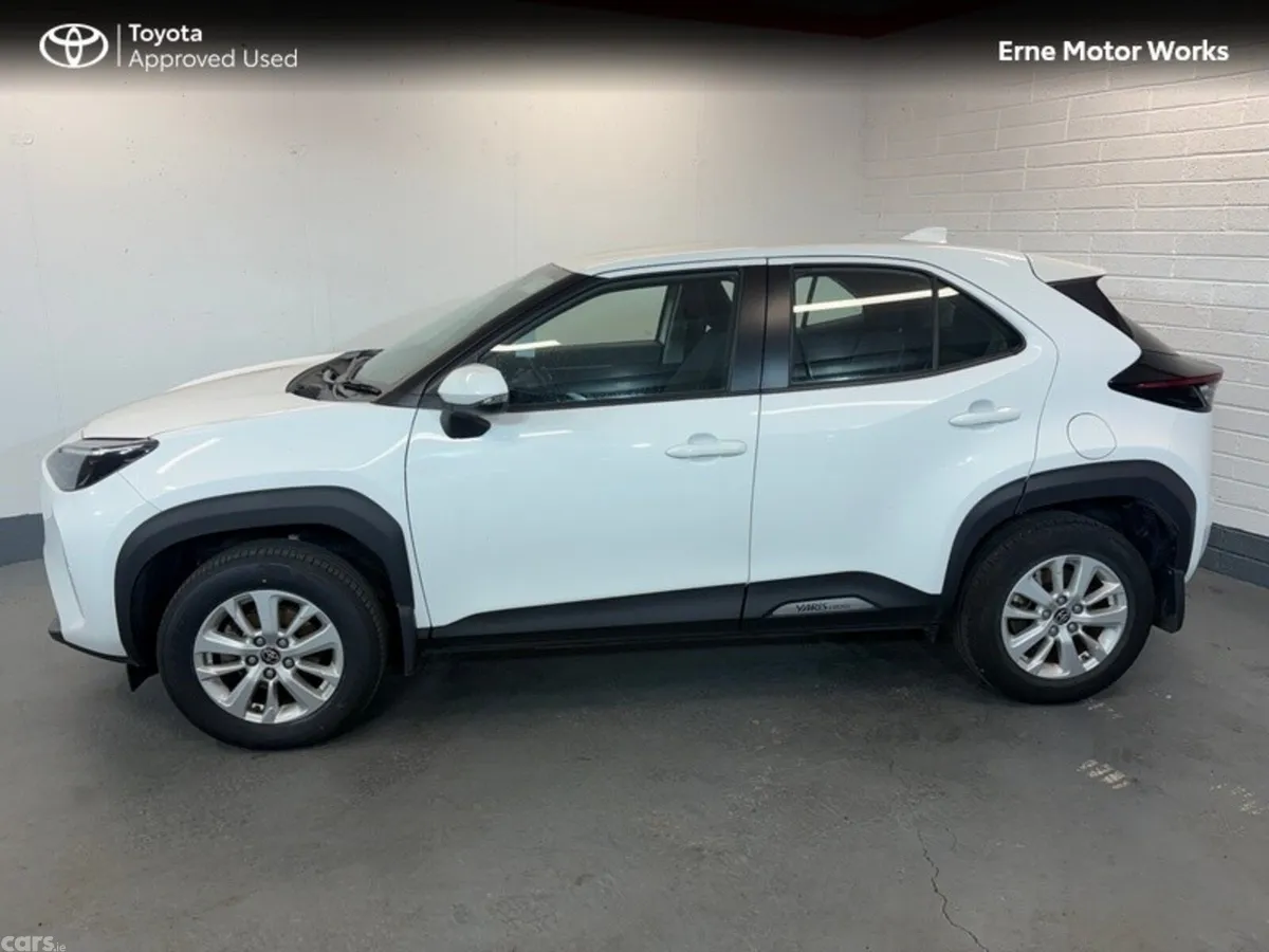 Toyota Yaris Cross Hatchback, Petrol Hybrid, 2022, White