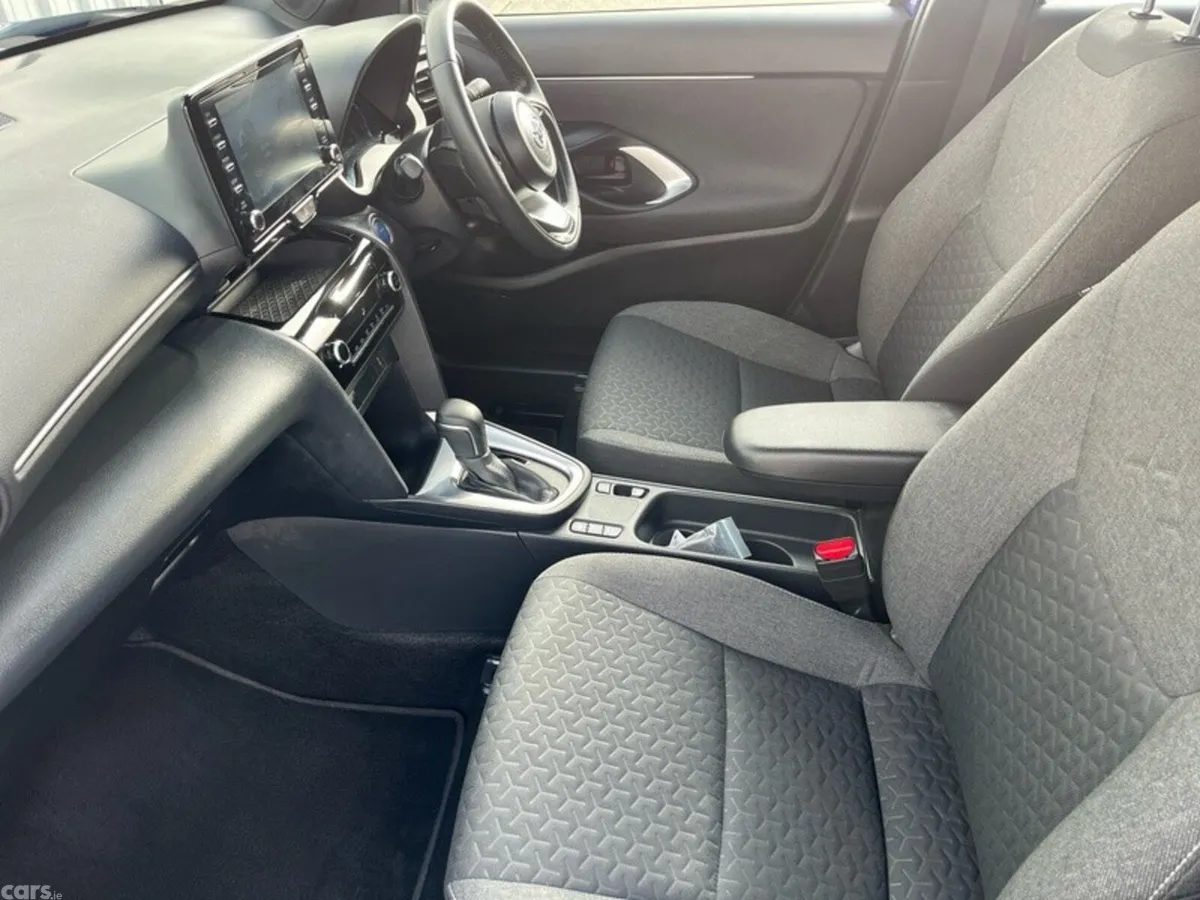 Toyota Yaris Cross Hatchback, Petrol Hybrid, 2024, Blue