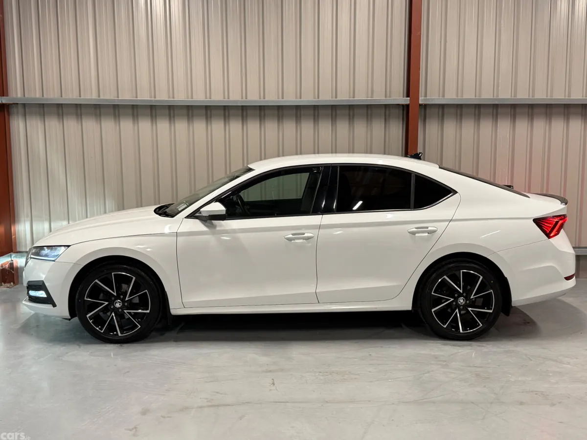 Skoda Octavia Saloon, Diesel, 2021, White