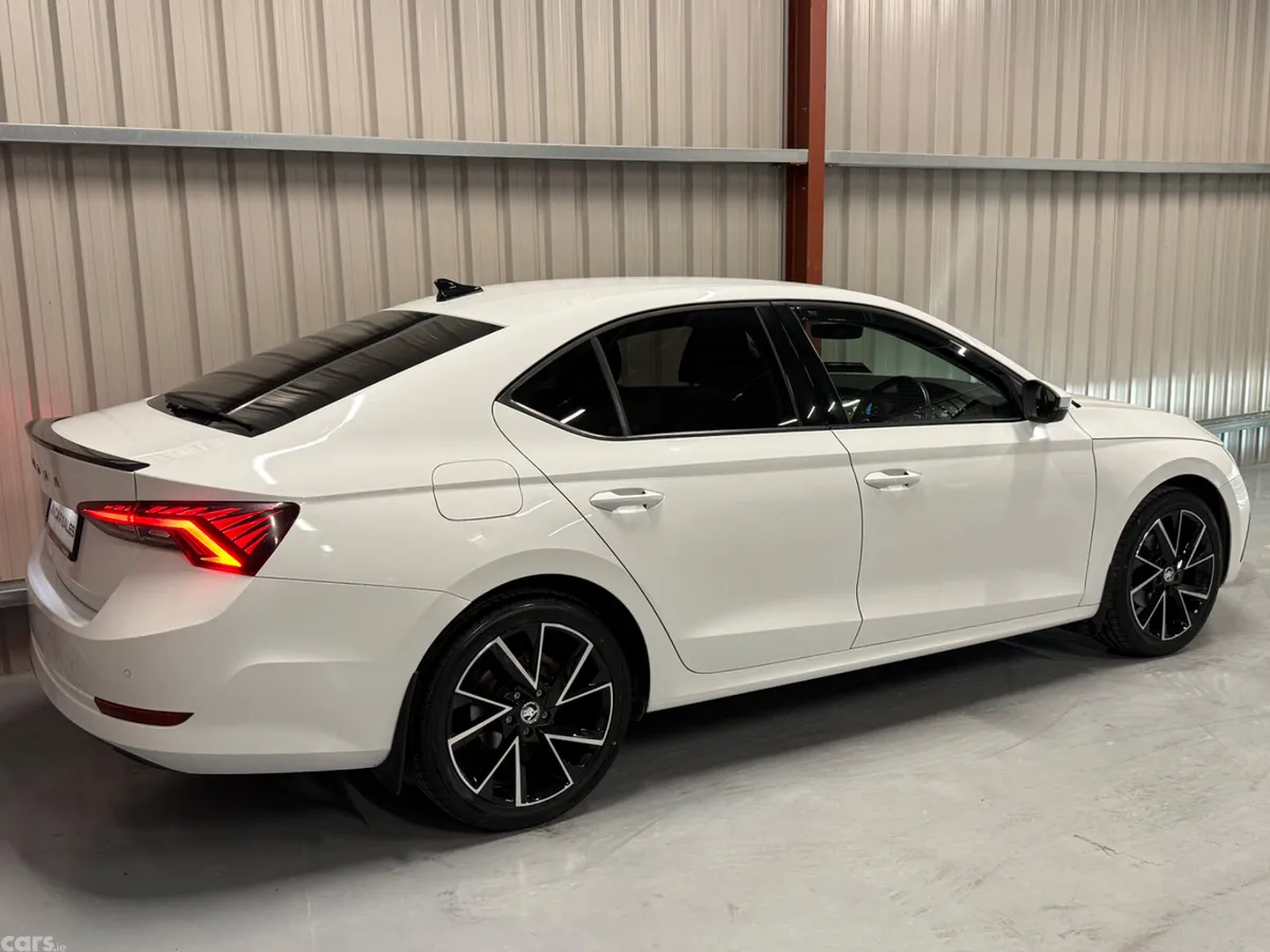Skoda Octavia Saloon, Diesel, 2021, White