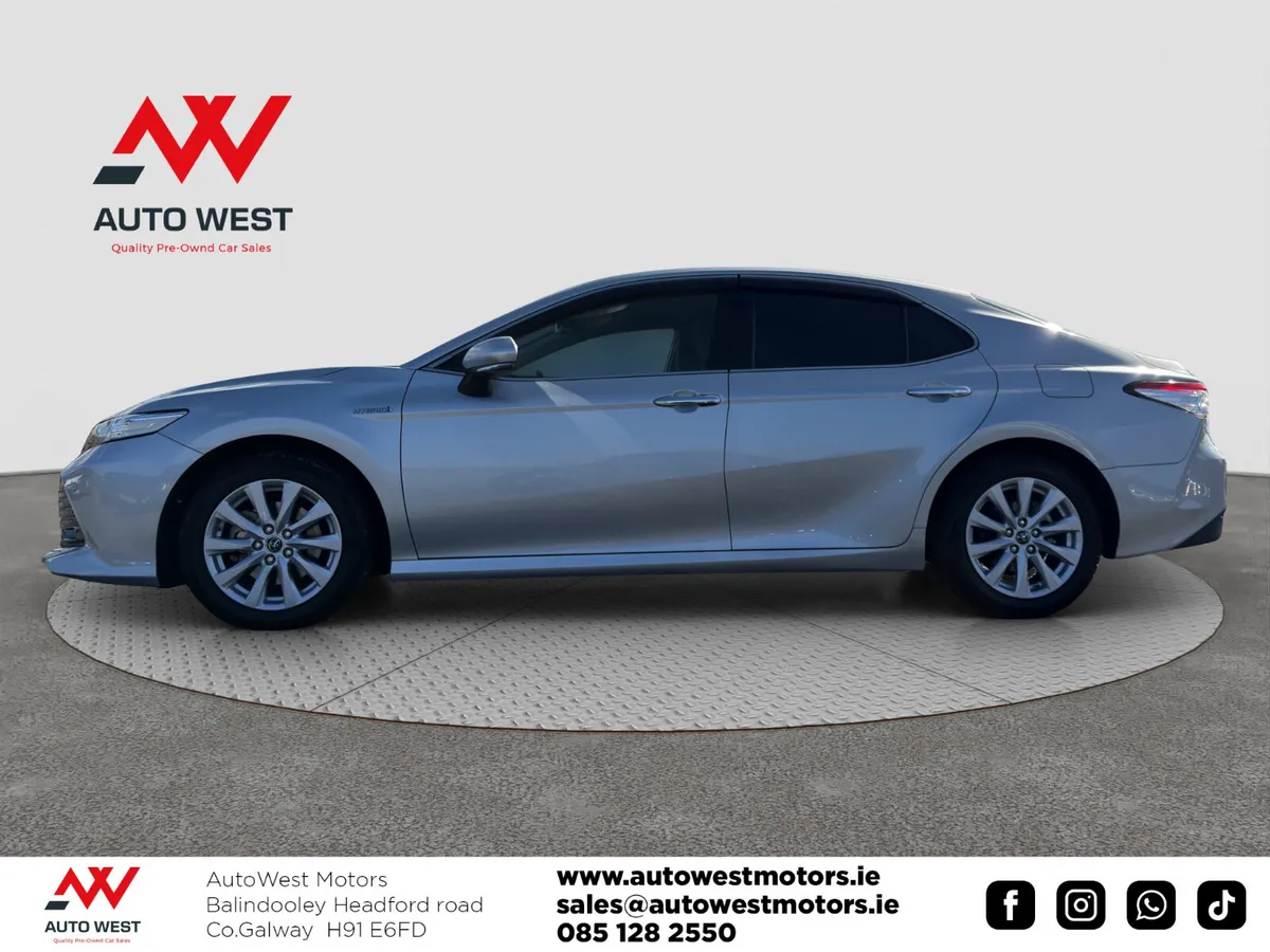 Toyota Camry Saloon, Petrol Hybrid, 2019, Silver