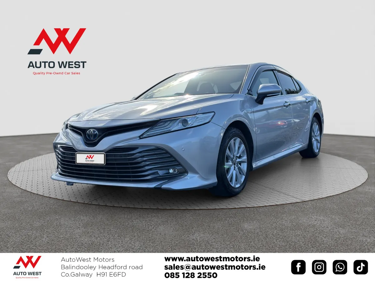 Toyota Camry Saloon, Petrol Hybrid, 2019, Silver