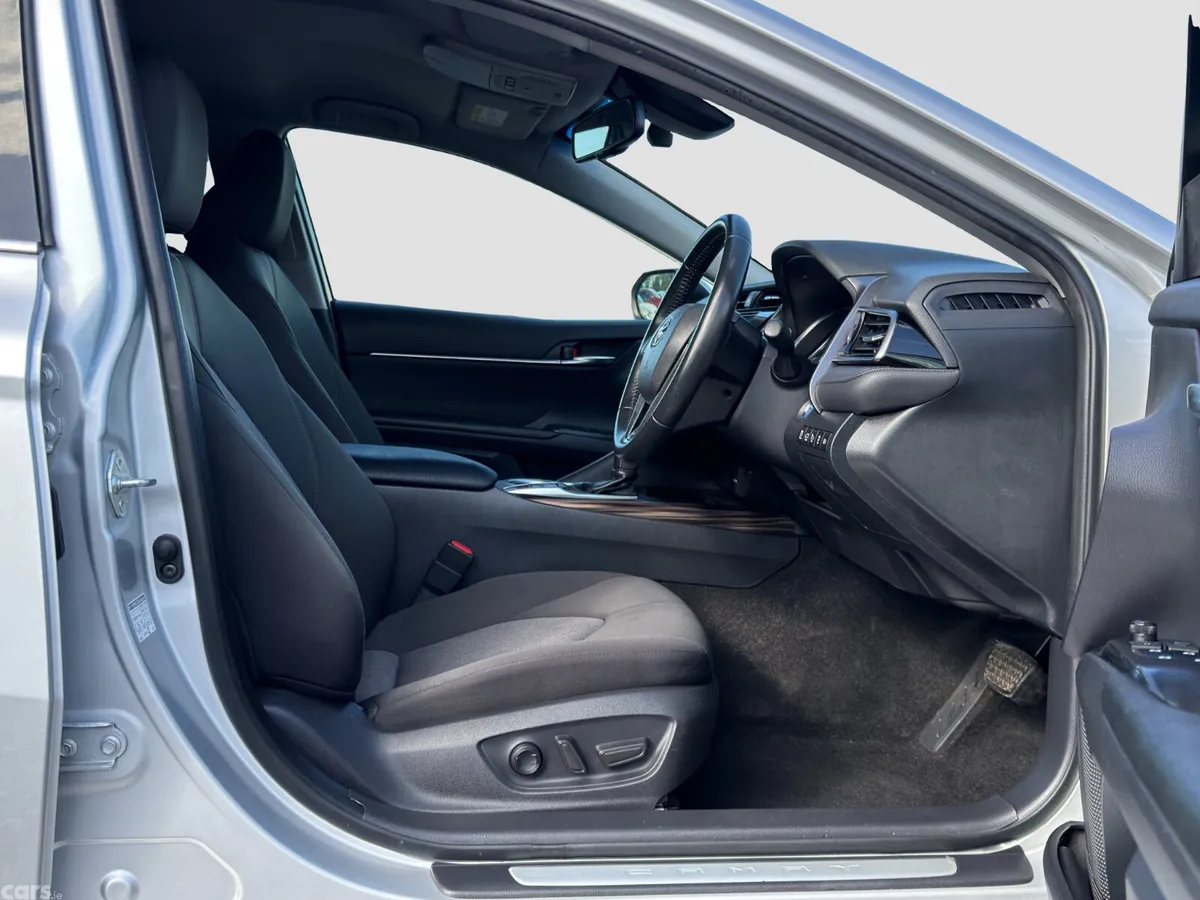Toyota Camry Saloon, Petrol Hybrid, 2019, Silver