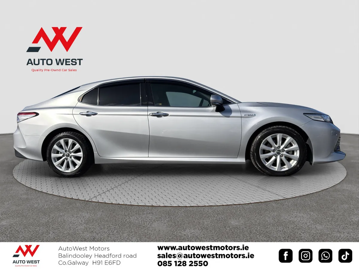 Toyota Camry Saloon, Petrol Hybrid, 2019, Silver