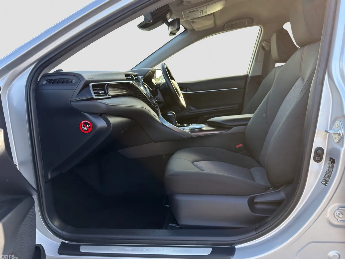 Toyota Camry Saloon, Petrol Hybrid, 2019, Silver