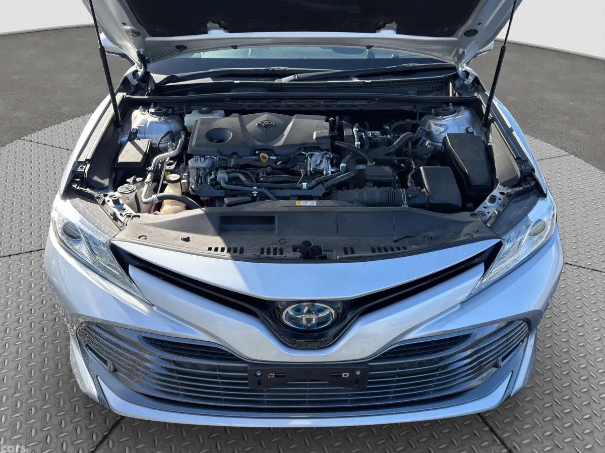 Toyota Camry Saloon, Petrol Hybrid, 2019, Silver