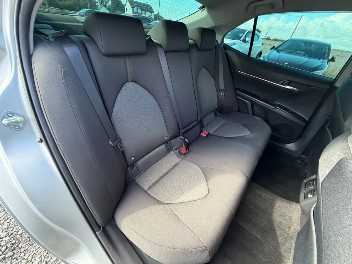 Toyota Camry Saloon, Petrol Hybrid, 2019, Silver